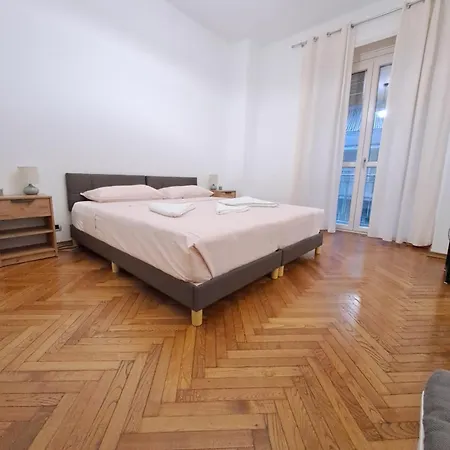 Casa Five Next To Metro Апартаменты